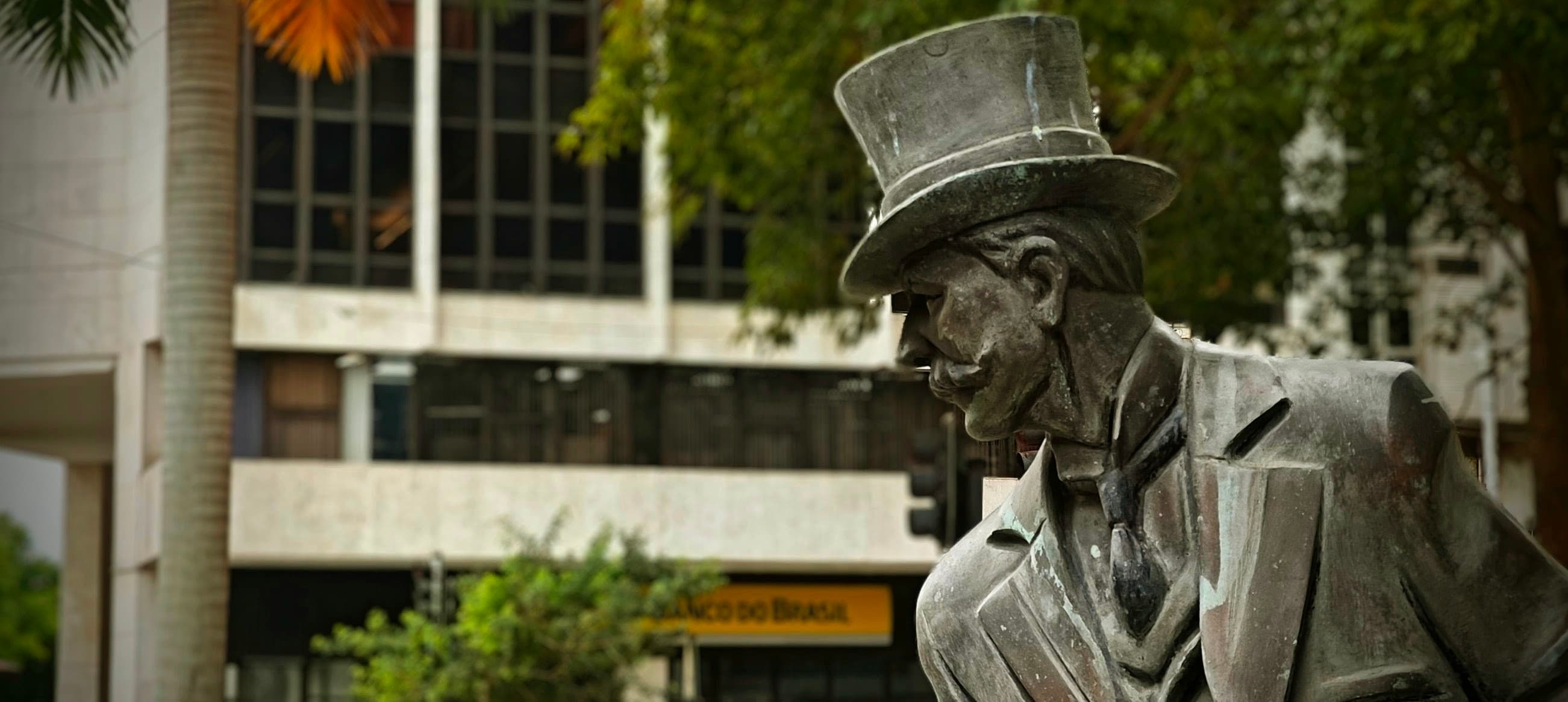 A bronze statue of Joaquim Nabuco in a top hat stands near the Academia Brasileira de Letras.