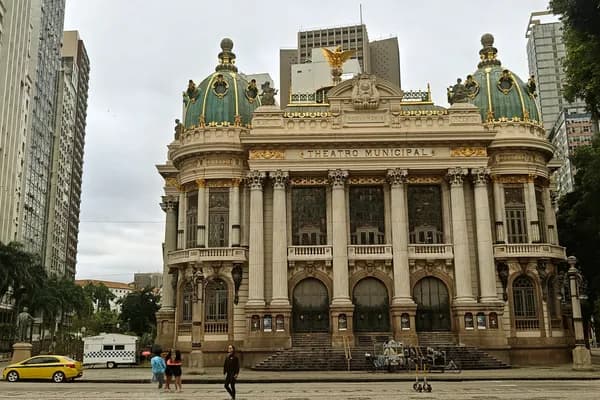 The ornate Theatro Municipal stands at Cinelândia beneath an overcast sky.