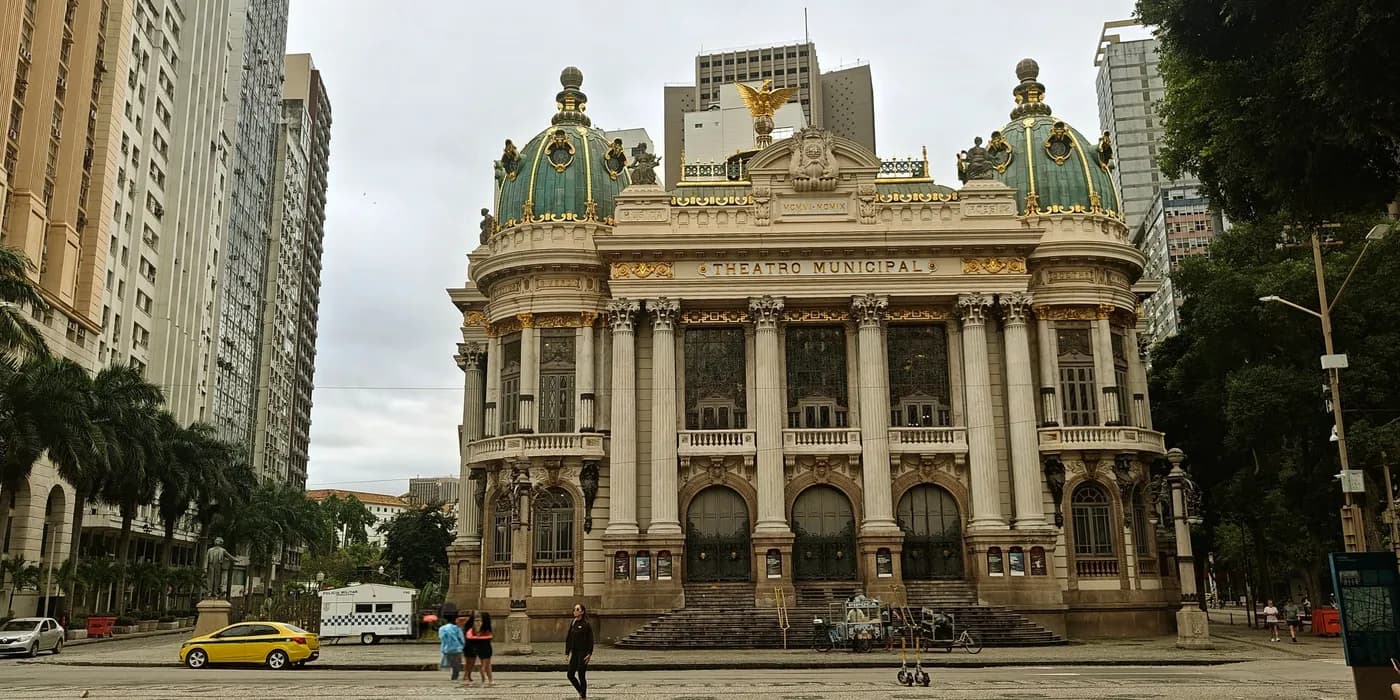 The ornate Theatro Municipal stands at Cinelândia beneath an overcast sky.